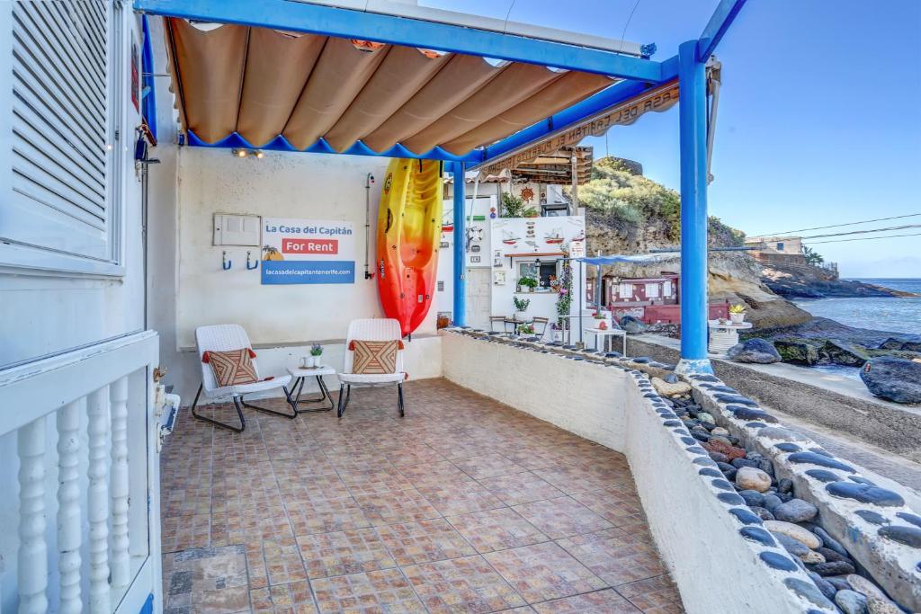 La Casa del Capitán - covered-terrace-kayak-view